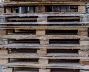 Fototapeta na wymiar used wooden pallets are not stacked on the street.