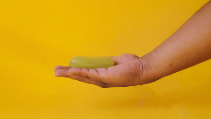 Personas de papel en cuarentena con distanciamiento social y cuidados 