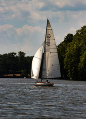 Bateau sur une rivière 