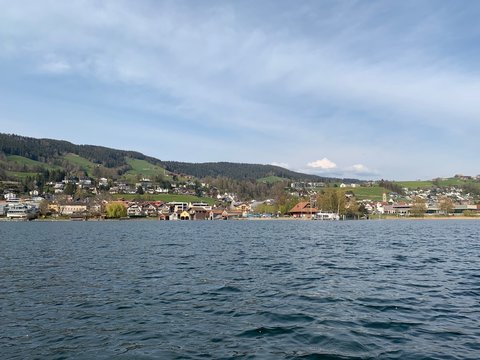 Dorf Ober&auml;geri am &Auml;gerisee - See im Kanton Zug, Schweiz