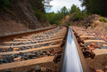 Vía de tren vista desde el suelo encima de riel de acero brillante