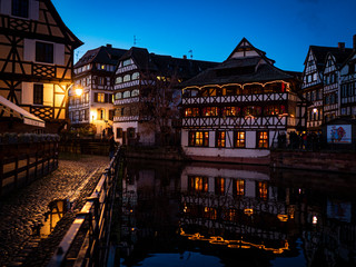 fachadas con luces navideñas junto a canal de Alsacia