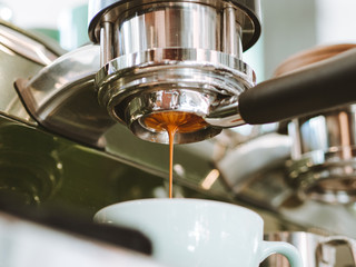 Brewing coffee in a coffee machine