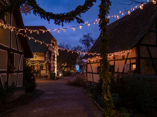 calle de aldea medieval con luces de navidad y calles solitarias
