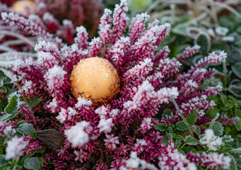 ramo de flores para muerto en cemeterio helado y escarchado