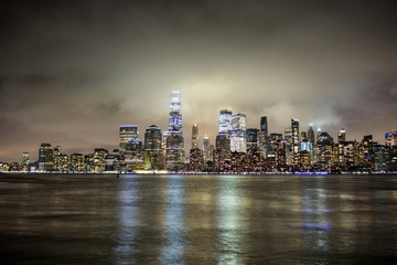 Naklejka premium Foggy New York City night skyline