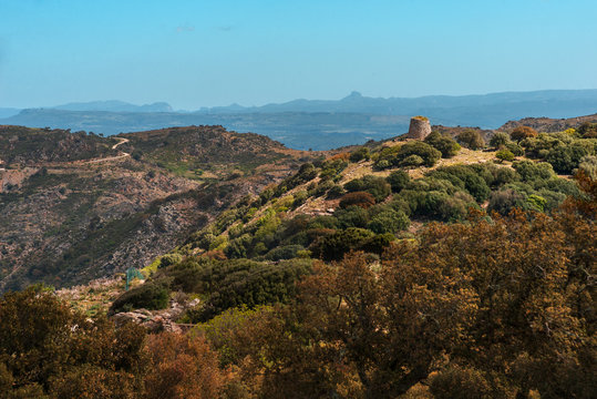 Sardegna, paesaggio con nuraghe nei pressi di Goni, Italia