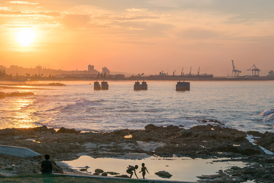 Sonnenuntergang mit Blick vom Shark Rock Pier auf den Humewood Beach