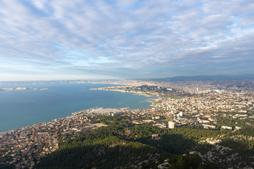 Fototapeta na wymiar Vue panoramique sur Marseille depuis le Massif de Marseilleveyre