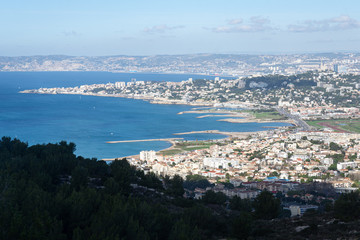 Fototapeta na wymiar Vue sur Marseille depuis le massif de Marseilleveyre