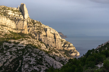 Fototapeta na wymiar Calanques de Marseille : Sugiton et Morgiou depuis Marseilleveyre