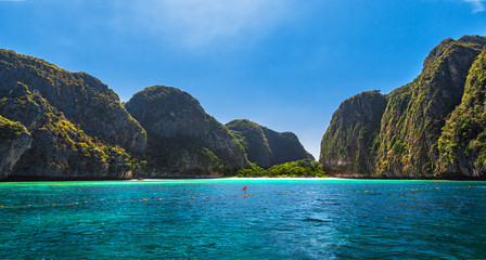 Obraz premium Panoramic travel vacation background. Maya Bay on Phi Phi Leh the tropical island of Krabi Province, Thailand.