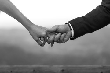 Recién casados se cogen de la mano