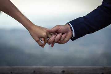 Recién casados se cogen de la mano