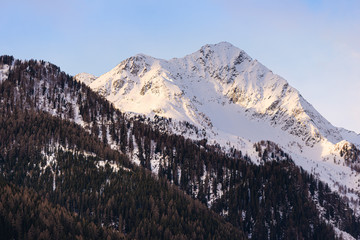 Fototapeta na wymiar Cime delle dolomiti con neve e boschi