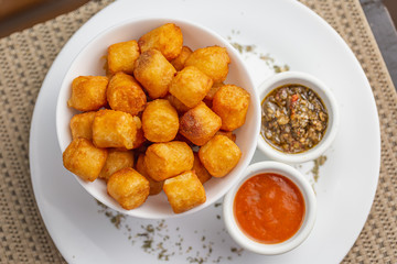 fried manioc and dressings
