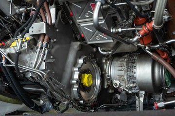 Obraz premium Turbina gazowa lub silnik odrzutowy to siłownia samolotów do latania w powietrzu.