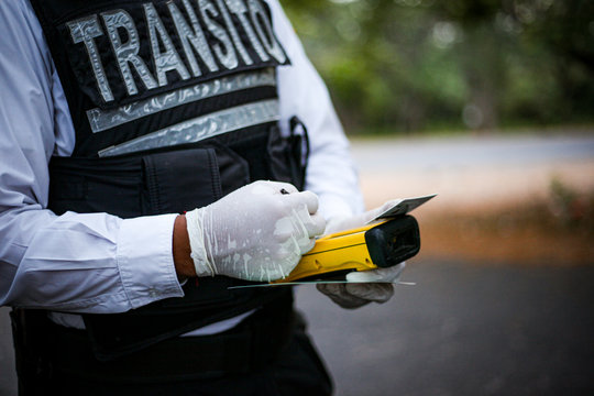 Costa Rica realiza varios operativos de resticcion vehicular debido a la cuarentena por Covid-19 as&iacute; poder mantener menos publico en las calles para evitar la propagacion del virus