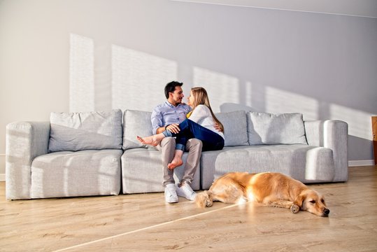 Atardecer en la sala de mi casa en pareja