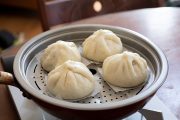 自宅で手作りした肉まん　蒸したての湯気があがる肉まん