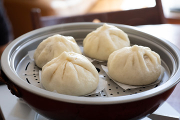 自宅で手作りした肉まん　蒸したての湯気があがる肉まん