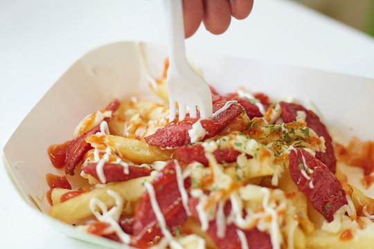 Comiendo Salchipapas