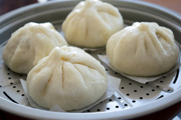 自宅で手作りした肉まん　蒸したての湯気があがる肉まん