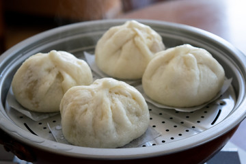自宅で手作りした肉まん　蒸したての湯気があがる肉まん