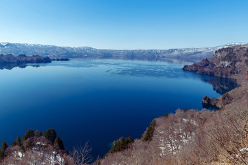 Fototapeta premium 【青森県十和田湖】初春の十和田湖：瞰湖台から眺める十和田湖は開放的な大パノラマ