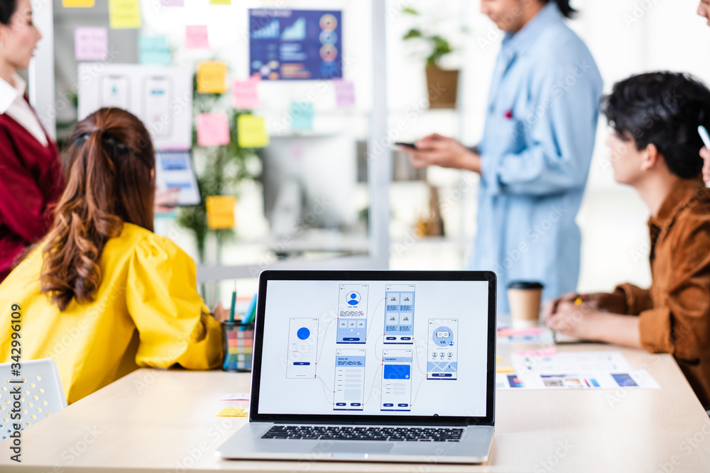 Aufkleber ux developer and ui designer presenting  and testing mobile app interface design on whiteboard in meeting at modern office.Creative digital development mobile app agency