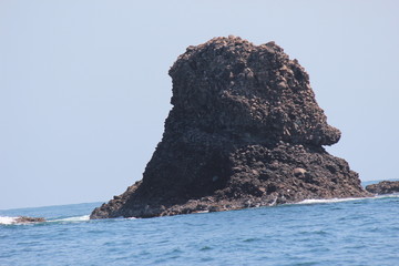 岩と海　山陰ジオパーク　岩美町にて　遊覧船から撮影