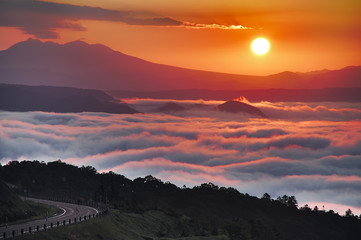 Fototapeta premium 夜明けの太陽と雲海の風景。美幌峠、北海道、日本。
