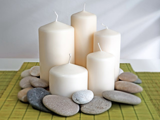 Fototapeta na wymiar velas para relajarse y piedras