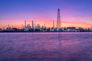 Obraz premium oil and gas refinery petrochemical factory at sunset, petroleum and chemical plant