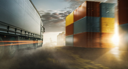 LKW fährt durch einen Container Hafen