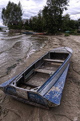 altes metallboot an der Wolga in Russland