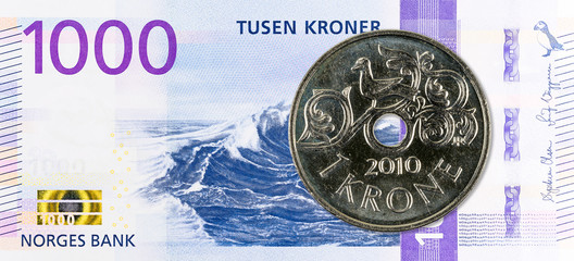 1 norwegian coin against new 1000 norwegian krone bank note obverse