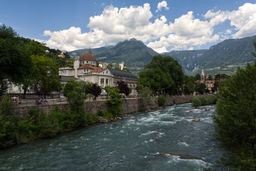 stadt Meran mit den Bergen im Hintergrund