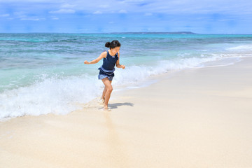 ビーチで走る女の子(沖縄　宮古島　長間浜)