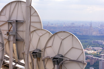 Parabolantennen auf einem Wolkenkratzer in Moskau