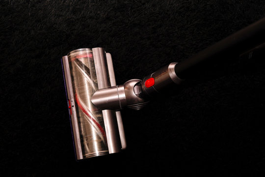 aspirateur sans fil sur un tapis noir