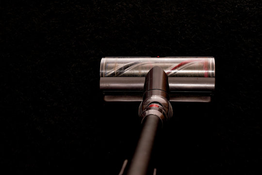 aspirateur sans fil sur un tapis noir