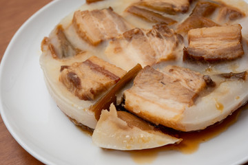 冷めた豚の角煮　脂の塊　ダイエットイメージ