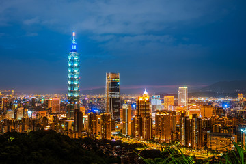 Fototapeta na wymiar May 4, 2019 :Skyline of Taipei cityscape Taipei 101 building of Taipei financial city ,Taiwan