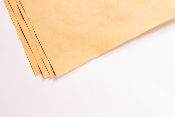 白背景に置いたクラフト紙