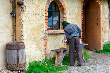 Młody chłopiec osada średniowieczna © Heroc