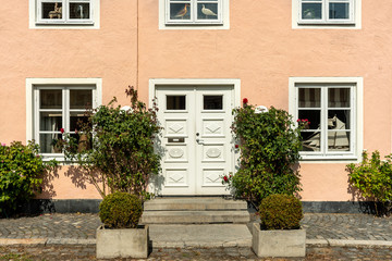 Fototapeta na wymiar Beautiful entrance to a small pink house in Sweden