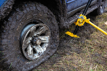 Using a high-lift jack closeup.