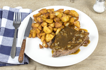 steak de boeuf grillé  sauce échalote et pommes de terre