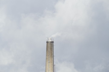 Alter Fabrikschornstein aus Backstein dunkler dramatisch bewölkter Himmel , Bremen, Deutschland, Europa